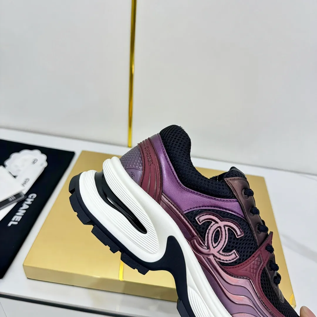 👟👟Ex-factory price 680👟👟 Upgraded version, upgraded version, upgraded version! No rebuttal accepted! ! ! ! Chanel Chanel panda shoes! 2025 counter's top casual sports shoes. This classic design; the upper is electro-embroidered with a variety of techniques; the outsole is fashionable and sporty; the unusual inclusion of a variety of color matching elements... The diversified mix and match is very good-looking and versatile, and can be used for leisure, fashion, sports, and outdoor... ꫛꫀꪝ Go➫ Materials: ❶Upper made of: original imported first-layer silk cowhide + original waterproof cloth + original first-layer cowhide ❷Inner lining: Original Yangli+Net ❸Outsole based on: Original TPU combination outsole Counter boutique packaging complete set for women 35–41 👉 👉 👉 👉